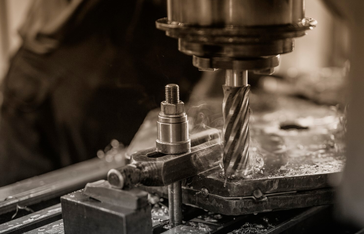 鋸引きと穴あけ、フライス加工と旋削、CNC 精密機械加工技術の高精度測定と制御の取扱説明書と詳細