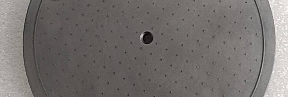 SiC碳化矽（Silicon Carbide）是一種由碳與矽元素組成的化合物，具有高硬度、高導熱性、耐高溫、耐腐蝕等特性，被廣泛應用於半導體、航太、汽車、光電、化工與能源領域。隨著新能源車與第三代半導體的快速發展，SiC材料正成為關鍵核心技術之一。