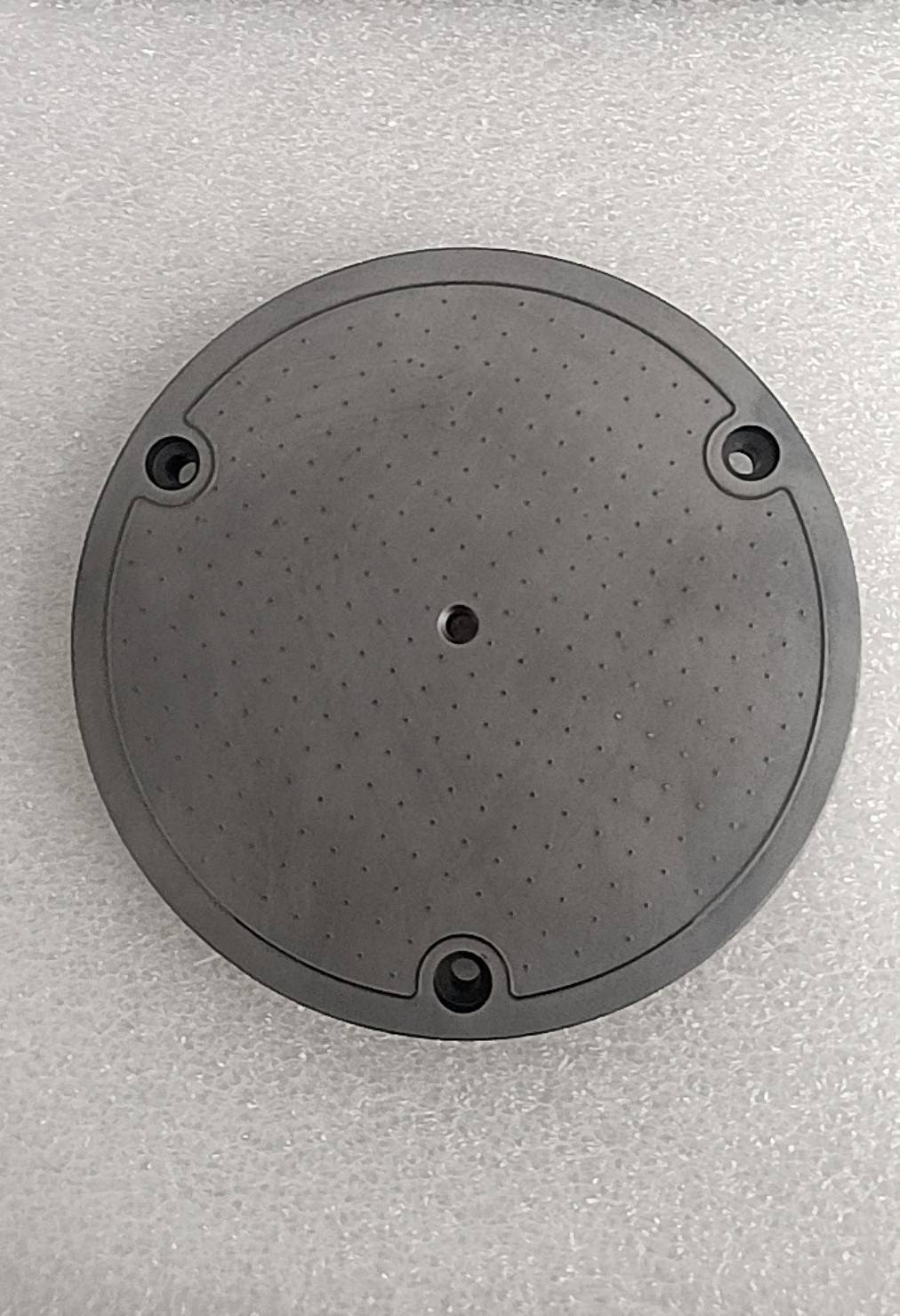 SiC碳化矽（Silicon Carbide）是一種由碳與矽元素組成的化合物，具有高硬度、高導熱性、耐高溫、耐腐蝕等特性，被廣泛應用於半導體、航太、汽車、光電、化工與能源領域。隨著新能源車與第三代半導體的快速發展，SiC材料正成為關鍵核心技術之一。