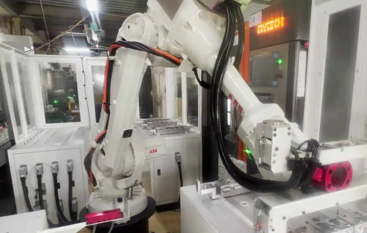 CNC 加工專業 + cnc 機器手臂自動化 + 系統整合 + 品質控制 + 數位化工具 才能實現真正的「1+1 > 2」加乘效益。